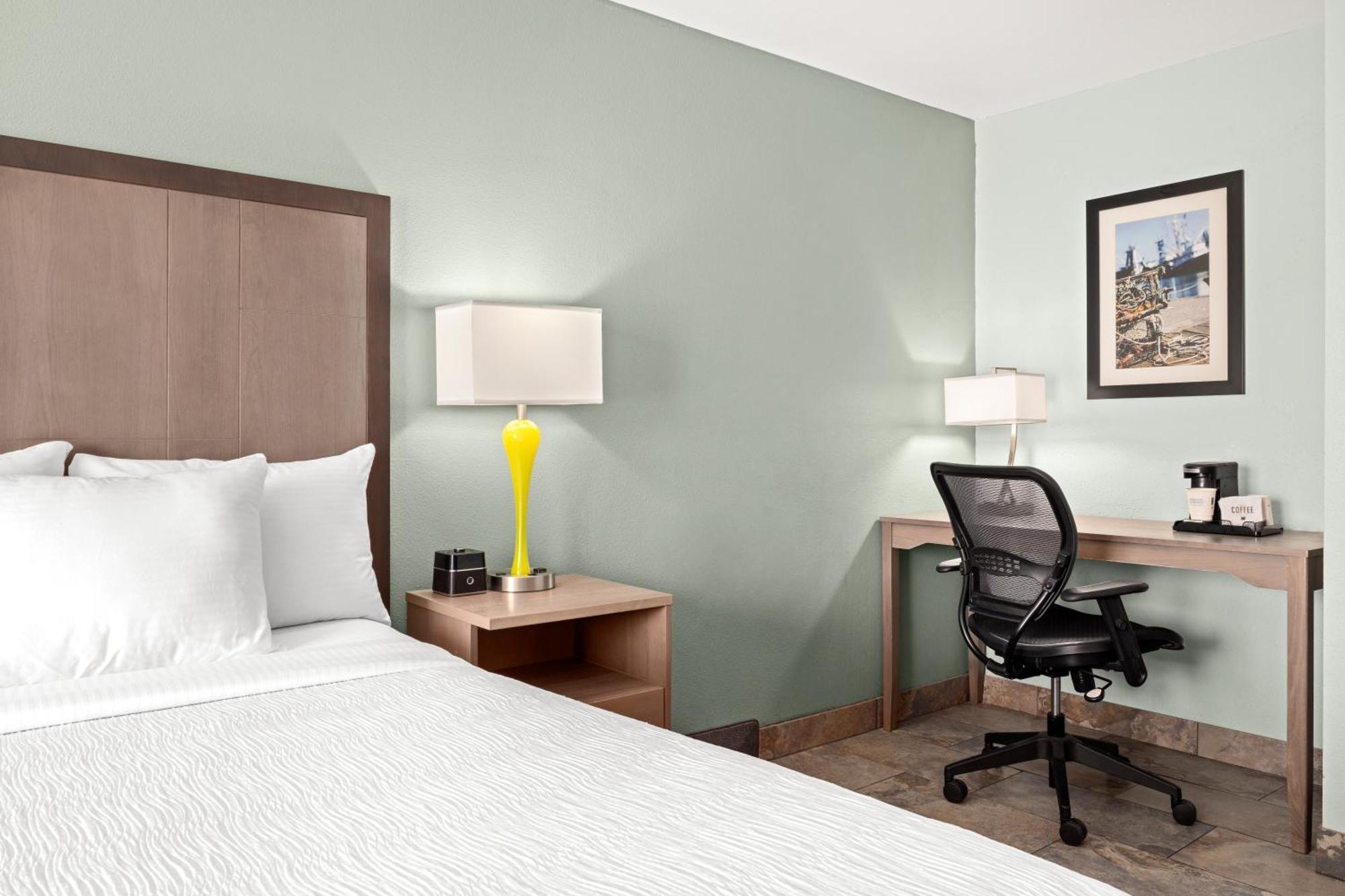 La Quinta By Wyndham Newport Hotel Екстериор снимка
