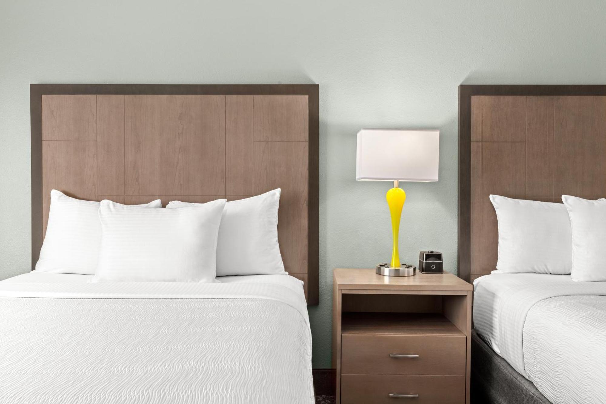 La Quinta By Wyndham Newport Hotel Екстериор снимка