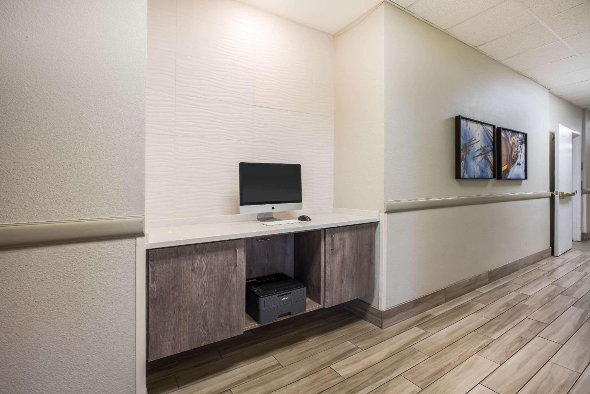 La Quinta By Wyndham Newport Hotel Екстериор снимка