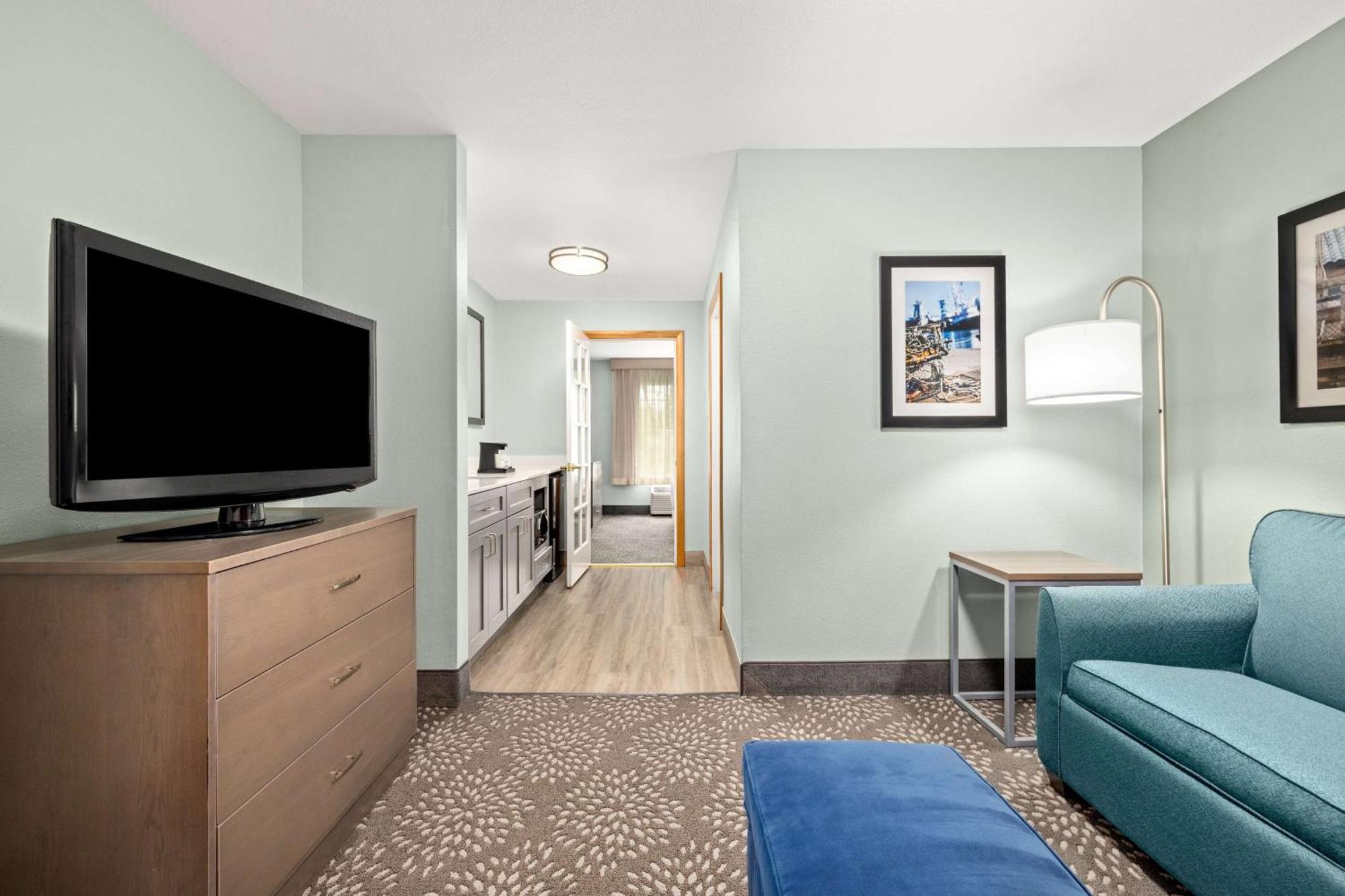 La Quinta By Wyndham Newport Hotel Екстериор снимка