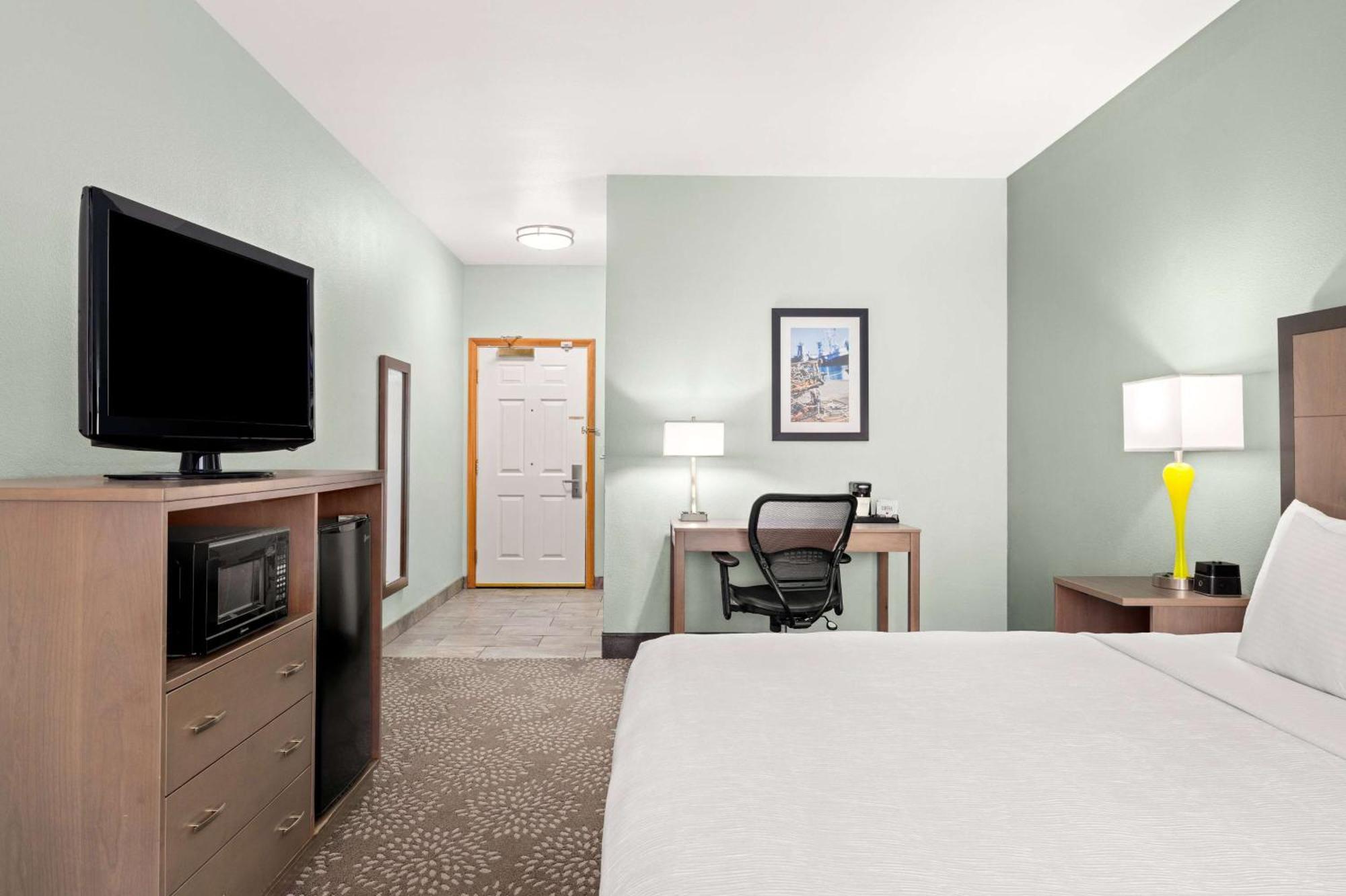 La Quinta By Wyndham Newport Hotel Екстериор снимка