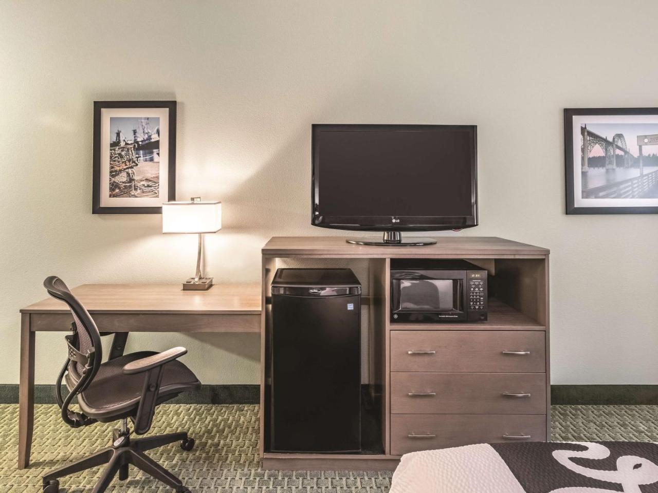 La Quinta By Wyndham Newport Hotel Екстериор снимка