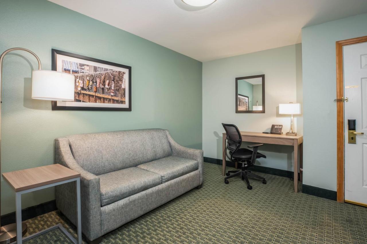 La Quinta By Wyndham Newport Hotel Екстериор снимка
